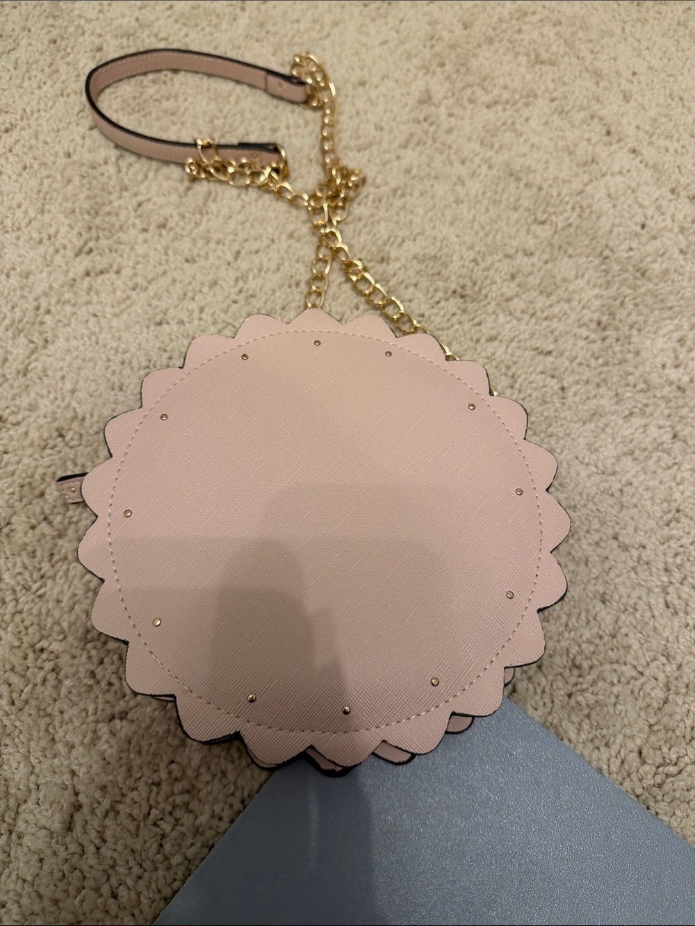 Women's Nude Scalloped Circle Crossbody Bag - Gold Chain - Picture 6 of 7